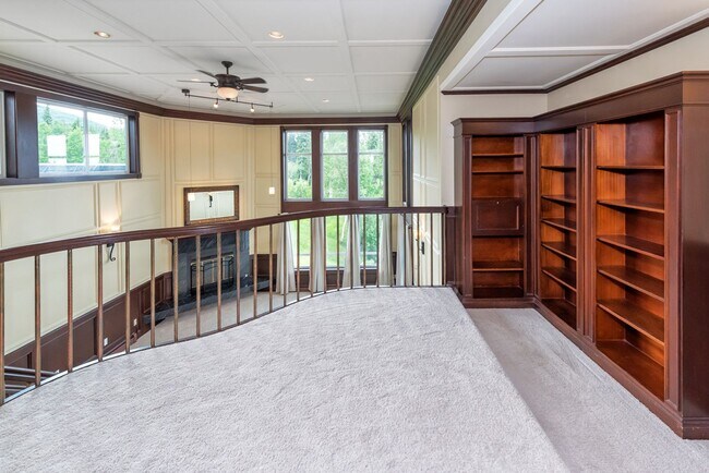 Building Photo - 11071 Mountain Lake Dr