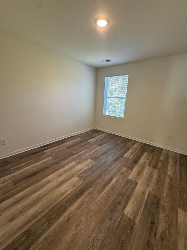 Building Photo - Beautiful 3-Bedroom Home Near Downtown Sta...