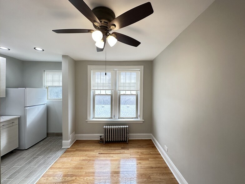 Building Photo - 324 S Maple Ave