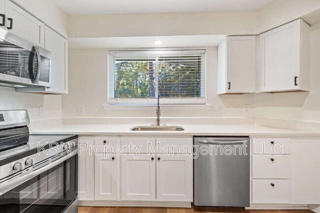 Building Photo - 286 Cushing Dr