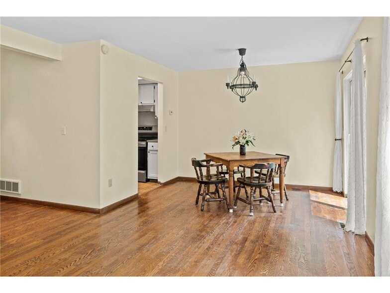 Dining - 524 20th Ave S