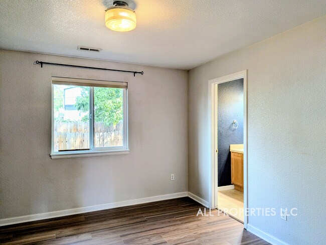Building Photo - 1617 W 39th Ave