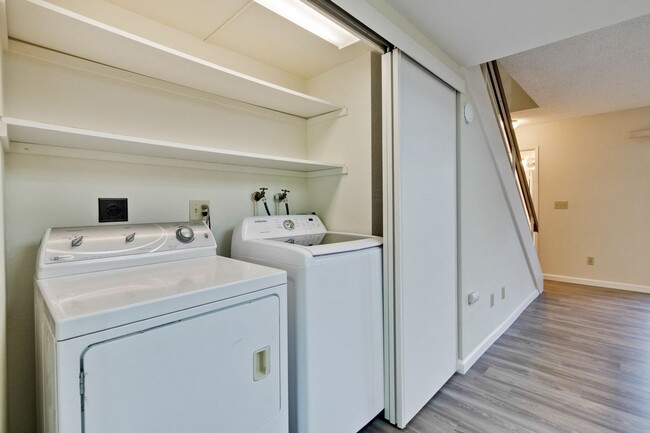 Building Photo - Lovely and Spacious 2BR 2.5BA Condo in Gre...