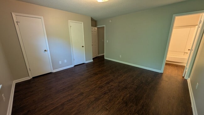 Building Photo - Spacious 2BD/2BA Duplex