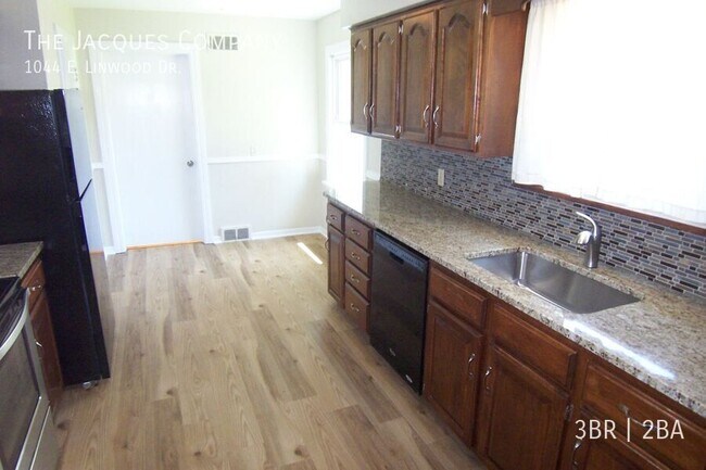 Building Photo - 1044 E Linwood Dr