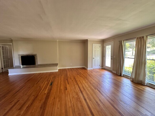 Building Photo - 3221 Foxhall Rd