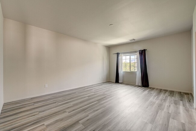 Building Photo - Adorable three bedroom in incredible SW location! Solar panels!