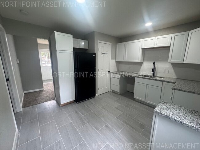 Building Photo - Spacious & Bright 4-Bed, 2-Bath Home in Fa...