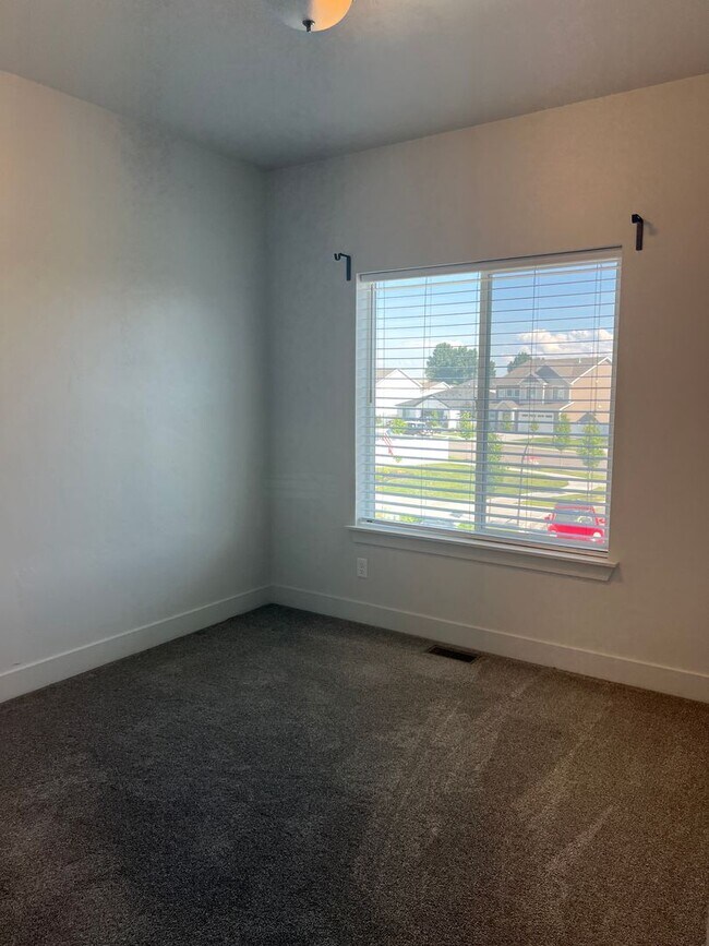 Building Photo - Beautiful 4 bed 2.5 bath home in the desirable Summerfield Subdivision