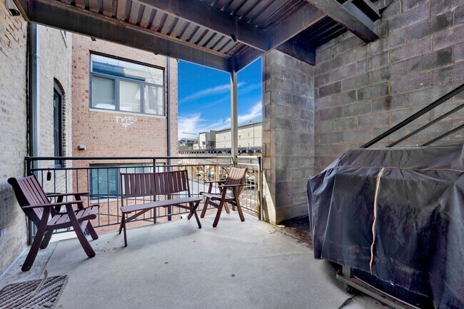 Building Photo - 3738 N Wilton Ave