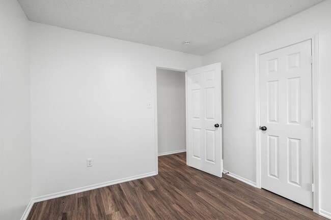 Building Photo - 3 bedroom, 2 bath recently updated in Horn...