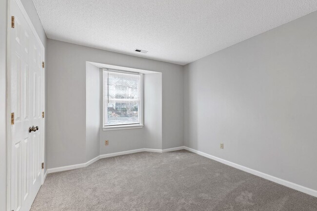 Building Photo - 2011 Quaker Landing