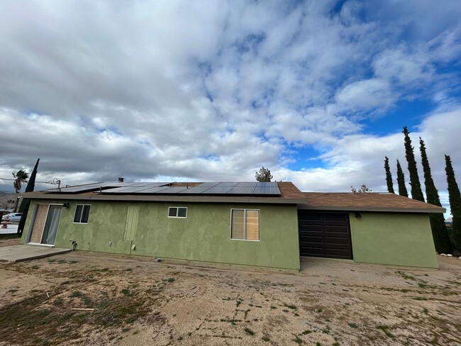 Building Photo - 3-bedroom 2 bath Home with Central AC - Fully Furnished