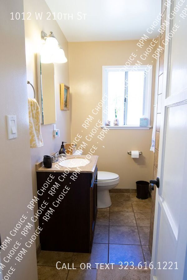 Building Photo - 1012 W 210th St