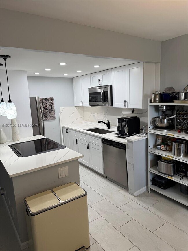 Building Photo - 4067 Ainslie Dr