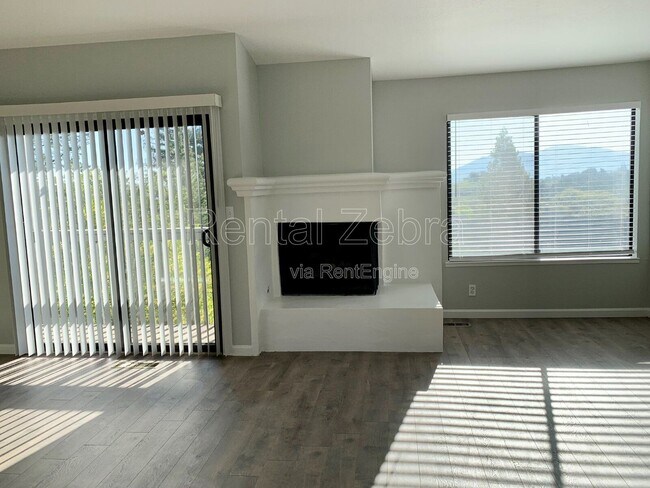 Building Photo - 1592 Ashwood Dr