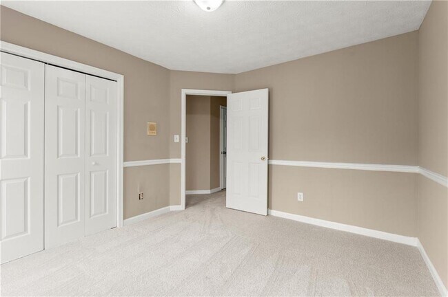 Building Photo - 16 Valleyside Dr