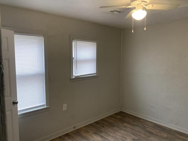 Building Photo - 1600 E Madison St