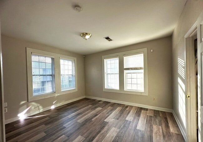 Building Photo - RHODES AREA 4 Bedroom /2.5 Bath House! Gorgeous New Floors