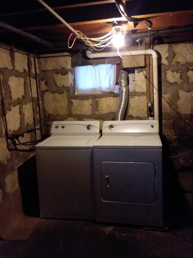 Building Photo - 225 W 1st St