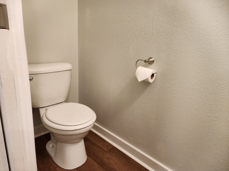 Building Photo - 646 Lois St