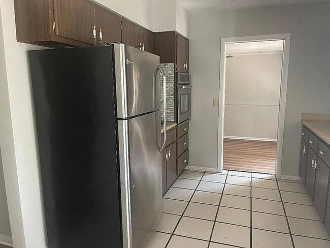 Building Photo - Charming 3-bed/1-bath single-family home available now!