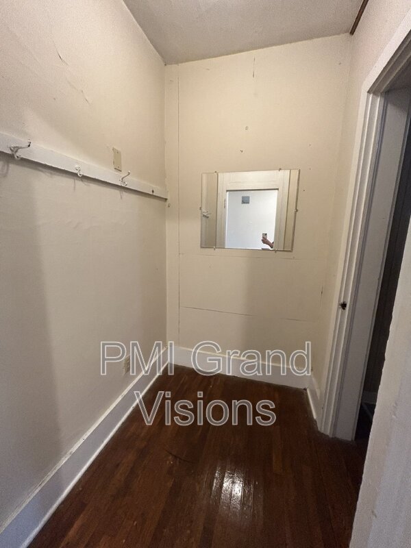 Building Photo - 1105 6th St