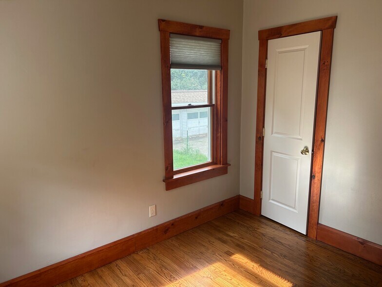 Building Photo - 2624 Woodlawn Ave