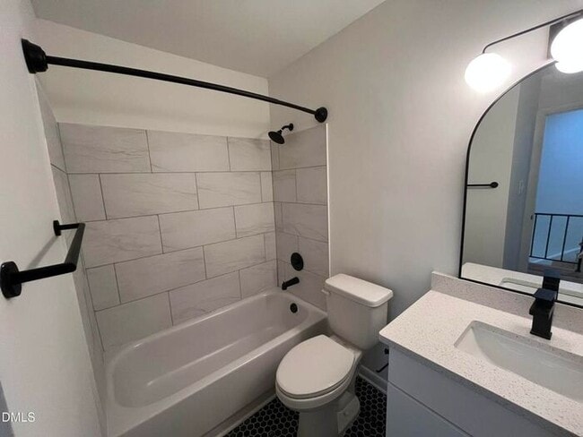 Building Photo - Five Point's hidden 2 Bed 1.5 Bath gem