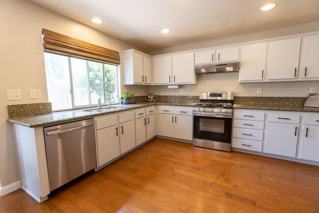 Building Photo - Gorgeous upgraded 4 bed 2.5 bath 2,216 sqft home with Remodeled Kitchen, Hardwood Floors, Tesla S...
