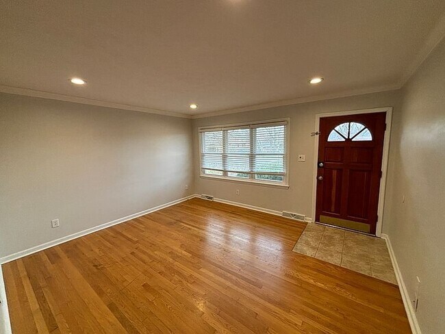 Building Photo - 3564 Camelot Dr