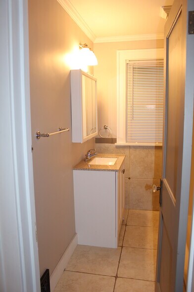 Maiin floor bath - 1510 Southwest Plass Avenue