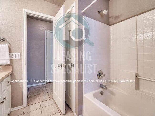 Building Photo - Stunning West Norman 3 Bed 2 Bath Townhome!