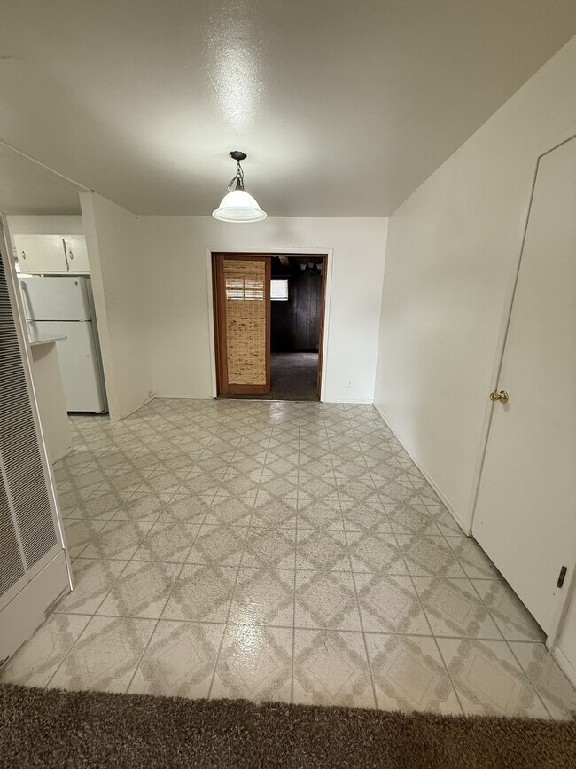 Building Photo - 1612 Hendola Dr NE