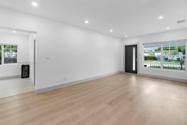 Building Photo - 570 SW 45th Ave