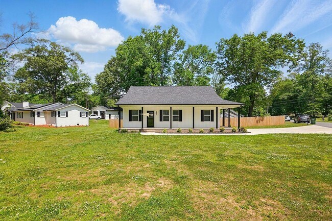 Building Photo - Mount Holly 3 Bedroom Ranch w/ Fenced in B...