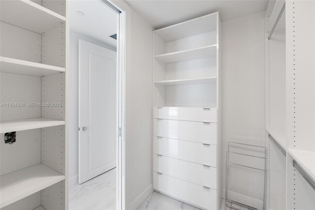 Building Photo - 1425 Brickell Ave