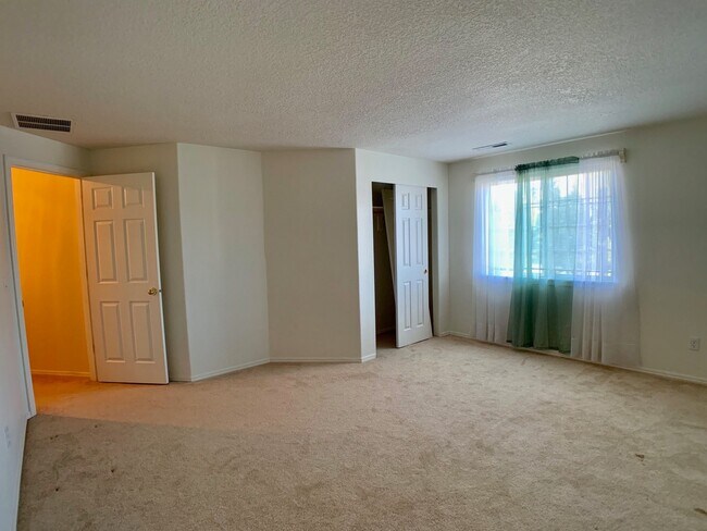 Building Photo - Unique 4 Bedroom Home- Minutes to Vancouve...