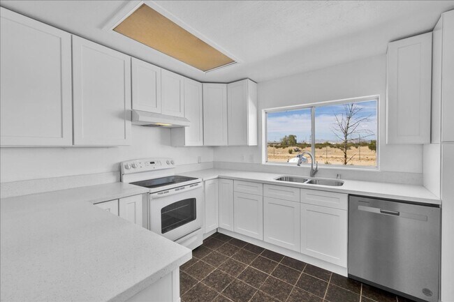 Building Photo - 2 Bedroom Home on 1.8 Acre Lot