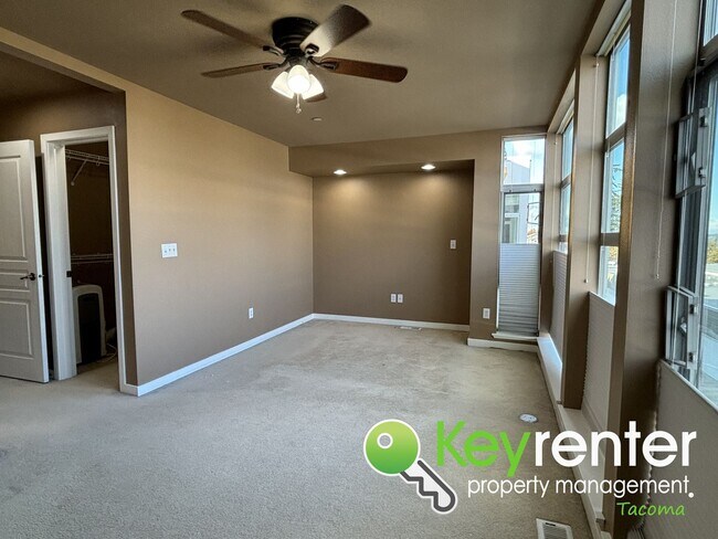 Building Photo - Dream Townhome in Tacoma, WA!