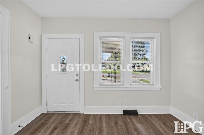 Building Photo - 2849 W Laskey Rd