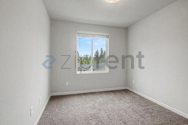 Building Photo - 4231 S Cloverhill Wy