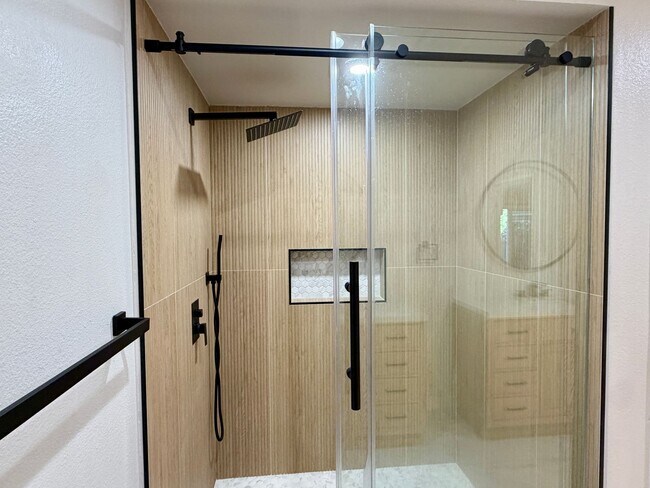 Building Photo - Spacious Three Bedroom in the Sunrise Pointe Community