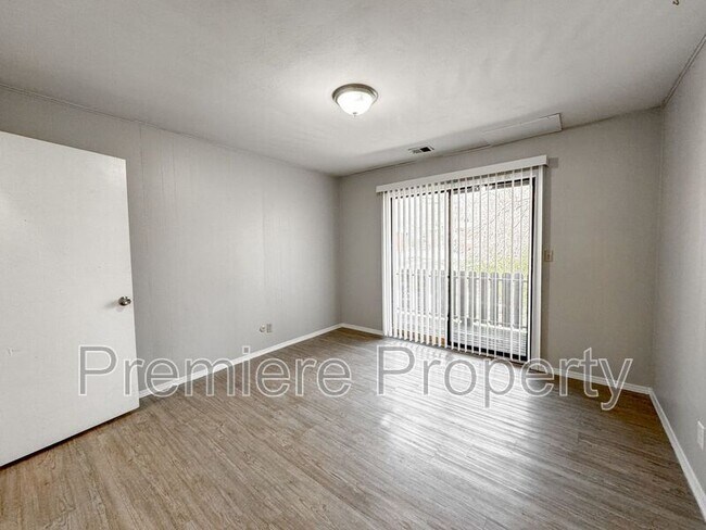 Building Photo - 908 E T C Lea Rd