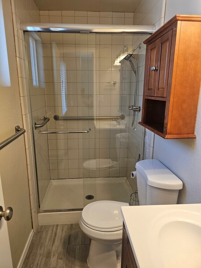 Building Photo - Great 3/2 in NE Phoenix with brand new flo...