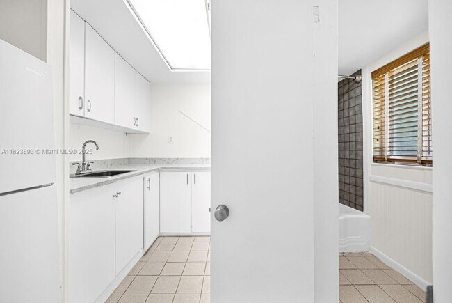 Building Photo - 5960 SW 47th St