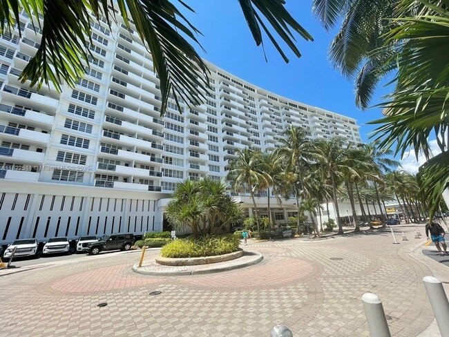 Building Photo - 100 Lincoln Rd