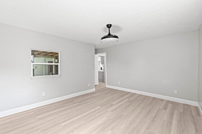 Building Photo - 534 E Del Monte Ave