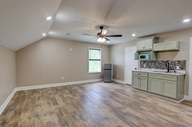 Building Photo - 135 Riverbend Dr