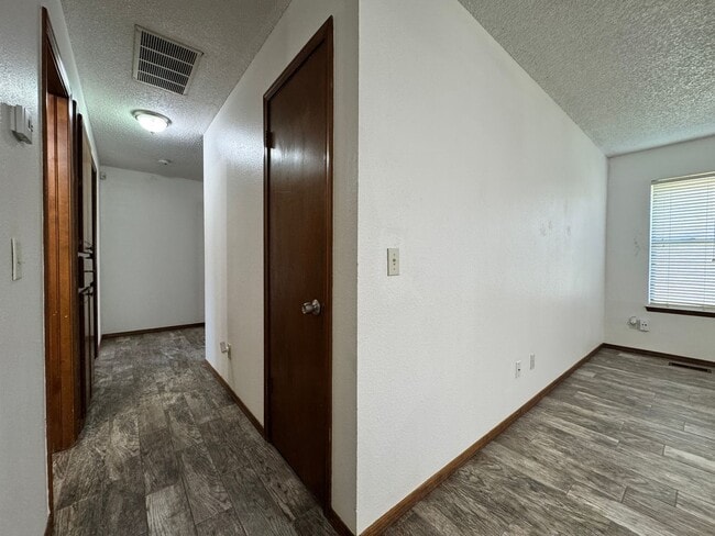 Building Photo - 3 Bedroom, 2 bath, 2 car garage home avail...